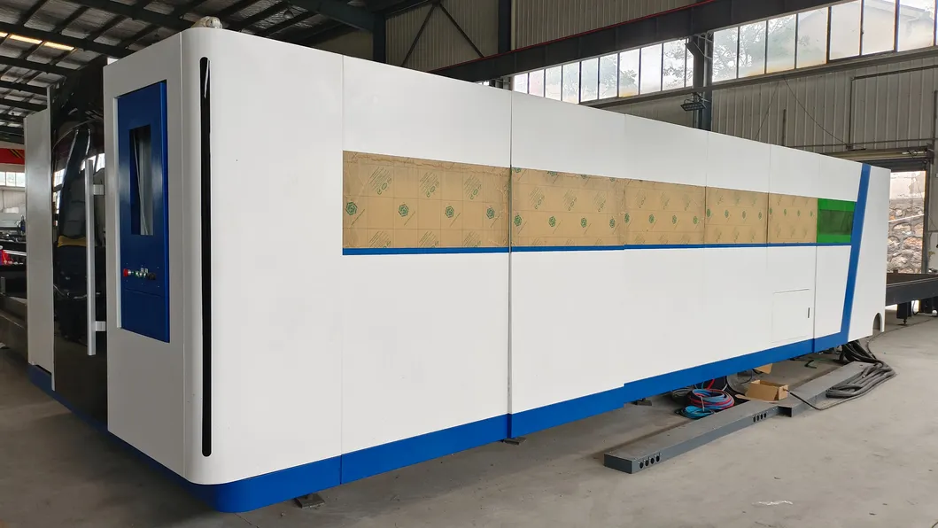 Lasermaschine zum Schneiden von Metallen mit geschlossener Schutzhülle und Schneidgeschwindigkeit von 0-40 m/min 0