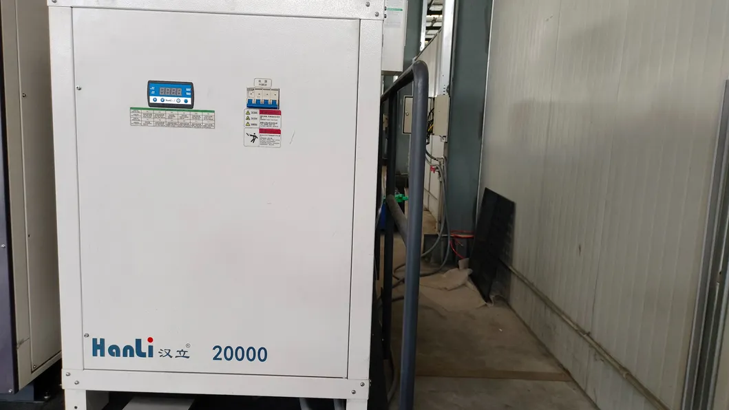 Lasermaschine zum Schneiden von Metallen mit geschlossener Schutzhülle und Schneidgeschwindigkeit von 0-40 m/min 1