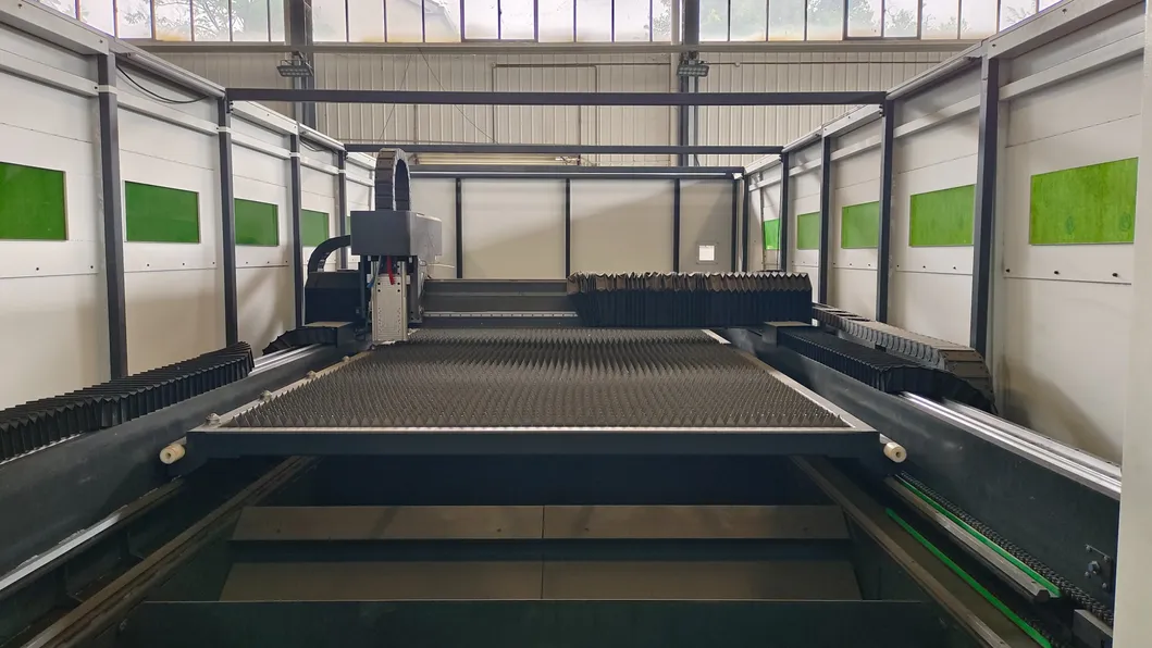 Lasermaschine zum Schneiden von Metallen mit geschlossener Schutzhülle und Schneidgeschwindigkeit von 0-40 m/min 2