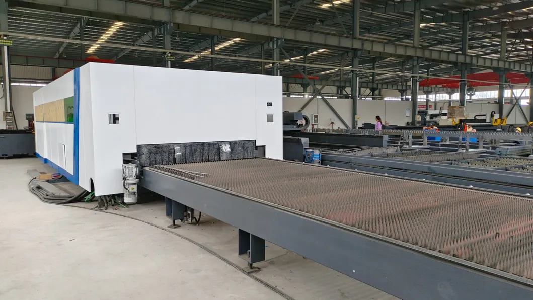 Lasermaschine zum Schneiden von Metallen mit geschlossener Schutzhülle und Schneidgeschwindigkeit von 0-40 m/min 3